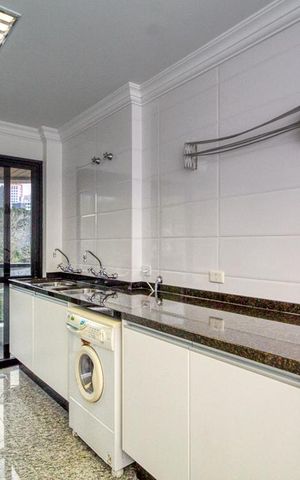 Apartamento à venda com 392m², 4 quartos e 5 vagas Apartamento à venda com 392m², 4 quartos e 5 vagasÁrea de serviço
