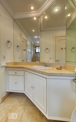 Apartamento à venda com 392m², 4 quartos e 5 vagas Apartamento à venda com 392m², 4 quartos e 5 vagasBanheiro 1 da Suíte 4
