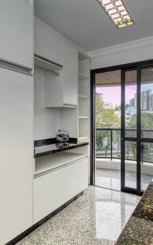 Apartamento à venda com 392m², 4 quartos e 5 vagas Apartamento à venda com 392m², 4 quartos e 5 vagasÁrea de serviço