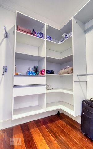 Apartamento à venda com 392m², 4 quartos e 5 vagas Apartamento à venda com 392m², 4 quartos e 5 vagasSuíte 2 - closet