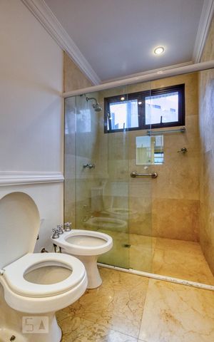 Apartamento à venda com 392m², 4 quartos e 5 vagas Apartamento à venda com 392m², 4 quartos e 5 vagasBanheiro 1 da Suíte 4