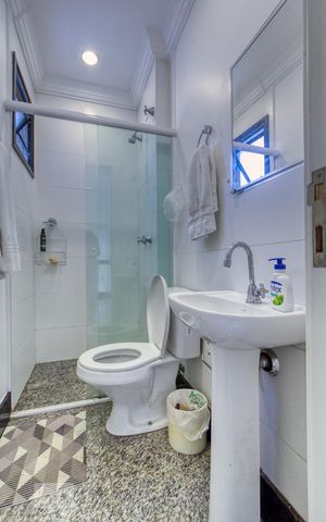 Apartamento à venda com 392m², 4 quartos e 5 vagas Apartamento à venda com 392m², 4 quartos e 5 vagasBanheiro de Serviço