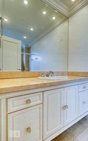 Apartamento à venda com 392m², 4 quartos e 5 vagas Apartamento à venda com 392m², 4 quartos e 5 vagasBanheiro da Suíte 1