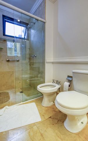 Apartamento à venda com 392m², 4 quartos e 5 vagas Apartamento à venda com 392m², 4 quartos e 5 vagasBanheiro 2 da Suíte 4