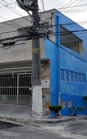 Casa à venda com 200m², 4 quartos e 2 vagasLateral do Sobrado 