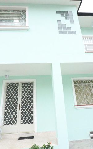 Casa à venda com 220m², 5 quartos e 2 vagasFachada