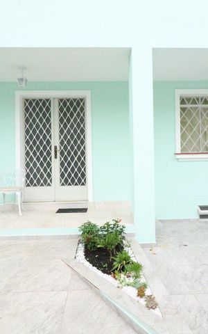 Casa à venda com 220m², 5 quartos e 2 vagasFachada