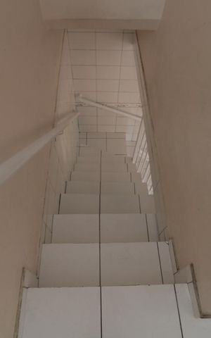 Casa à venda com 150m², 4 quartos e 2 vagasEscada de acesso aos quartos