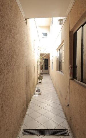 Casa à venda com 150m², 4 quartos e 2 vagasCorredor lateral da casa