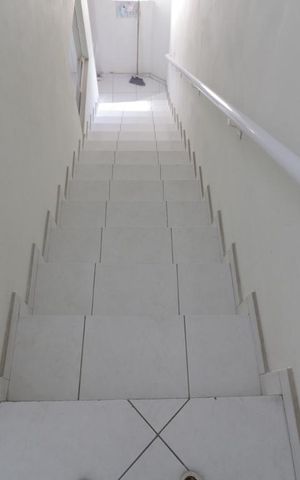 Casa à venda com 150m², 4 quartos e 2 vagasEscada de acesso a Area de Serviço