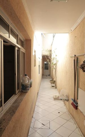 Casa à venda com 150m², 4 quartos e 2 vagasCorredor lateral da casa