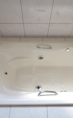Casa à venda com 150m², 4 quartos e 2 vagasBanheiro da Suite- banheira
