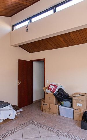 Casa à venda com 320m², 3 quartos e 6 vagas Casa à venda com 320m², 3 quartos e 6 vagasSotão