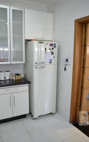 Casa à venda com 575m², 4 quartos e 5 vagasCozinha - Armários