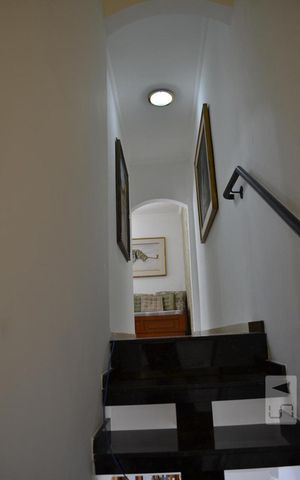 Casa à venda com 575m², 4 quartos e 5 vagasEscada