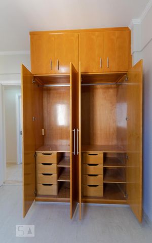Apartamento à venda com 180m², 3 quartos e 3 vagas Apartamento à venda com 180m², 3 quartos e 3 vagasQuarto 01 - Armário
