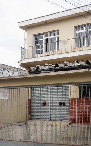 Casa para alugar com 150m², 3 quartos e 1 vaga Casa para alugar com 150m², 3 quartos e 1 vagaFachada