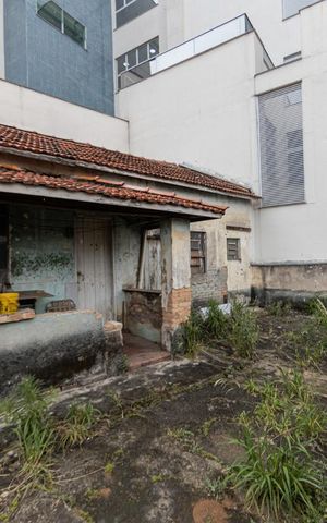 Casa à venda com 556m², 4 quartos e 4 vagas Casa à venda com 556m², 4 quartos e 4 vagasQuintal