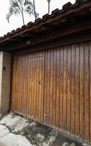 Casa à venda com 556m², 4 quartos e 4 vagas Casa à venda com 556m², 4 quartos e 4 vagasFachada