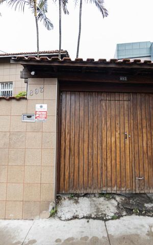 Casa à venda com 556m², 4 quartos e 4 vagas Casa à venda com 556m², 4 quartos e 4 vagasFachada
