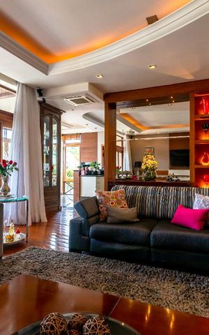 Casa à venda com 450m², 4 quartos e 4 vagas Casa à venda com 450m², 4 quartos e 4 vagasSala