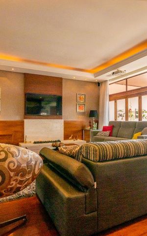 Casa à venda com 450m², 4 quartos e 4 vagas Casa à venda com 450m², 4 quartos e 4 vagasSala