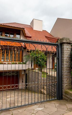 Casa à venda com 450m², 4 quartos e 4 vagas Casa à venda com 450m², 4 quartos e 4 vagasFachada