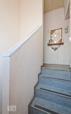 Casa à venda com 250m², 4 quartos e 4 vagas Casa à venda com 250m², 4 quartos e 4 vagasEscada