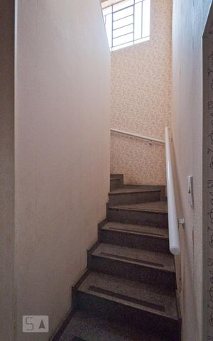 Casa à venda com 250m², 4 quartos e 4 vagas Casa à venda com 250m², 4 quartos e 4 vagasEscada