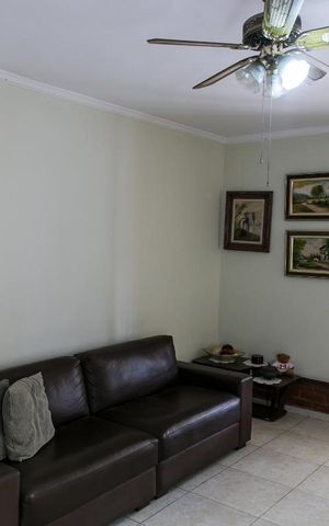 Casa à venda com 200m², 3 quartos e 3 vagas Casa à venda com 200m², 3 quartos e 3 vagasSala