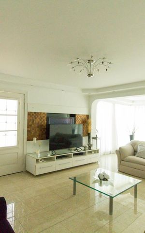 Casa à venda com 201m², 3 quartos e 4 vagas Casa à venda com 201m², 3 quartos e 4 vagasSala