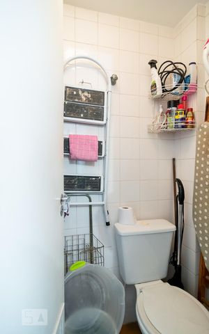 Apartamento à venda com 100m², 3 quartos e 2 vagas Apartamento à venda com 100m², 3 quartos e 2 vagasBanheiro de Serviço