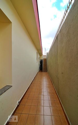 Casa à venda com 200m², 3 quartos e 2 vagasCorredor