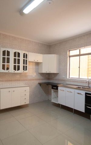 Casa à venda com 250m², 3 quartos e 4 vagas Casa à venda com 250m², 3 quartos e 4 vagasCozinha