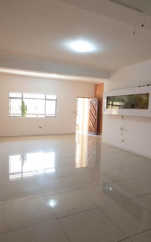 Casa à venda com 250m², 3 quartos e 4 vagas Casa à venda com 250m², 3 quartos e 4 vagasSala