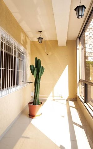 Casa à venda com 250m², 3 quartos e 4 vagas Casa à venda com 250m², 3 quartos e 4 vagasSacada