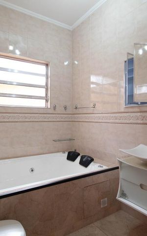 Casa à venda com 250m², 3 quartos e 4 vagas Casa à venda com 250m², 3 quartos e 4 vagasBanheiro Corredor