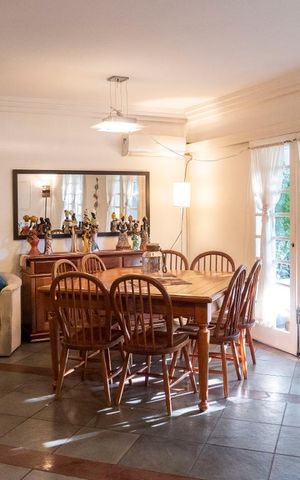 Casa à venda com 238m², 4 quartos e 3 vagasSala