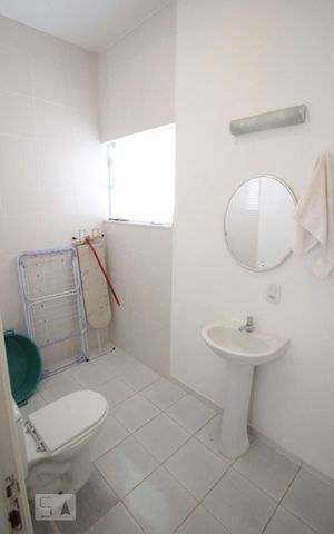 Casa de condomínio à venda com 500m², 6 quartos e 3 vagas Casa de condomínio à venda com 500m², 6 quartos e 3 vagasBanheiro do Quarto de Serviço