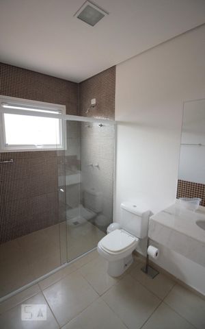Casa de condomínio à venda com 500m², 6 quartos e 3 vagas Casa de condomínio à venda com 500m², 6 quartos e 3 vagasBanheiro da Suite 1