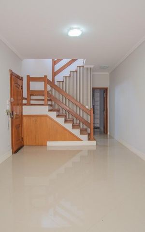 Casa à venda com 150m², 3 quartos e 2 vagas Casa à venda com 150m², 3 quartos e 2 vagasSala