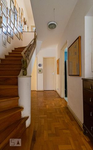 Casa à venda com 390m², 4 quartos e 4 vagas Casa à venda com 390m², 4 quartos e 4 vagasSala