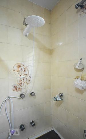 Casa à venda com 636m², 4 quartos e 6 vagas Casa à venda com 636m², 4 quartos e 6 vagasChuveiro do banheiro da suíte 1