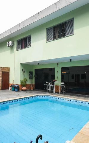 Casa à venda com 636m², 4 quartos e 6 vagas Casa à venda com 636m², 4 quartos e 6 vagasPiscina