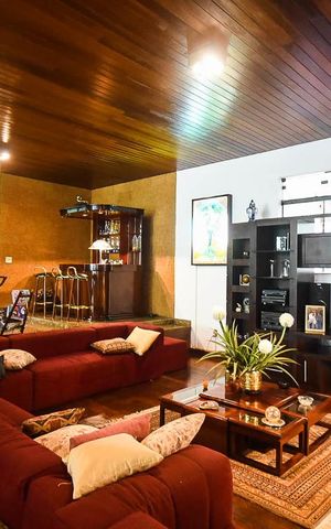 Casa à venda com 636m², 4 quartos e 6 vagas Casa à venda com 636m², 4 quartos e 6 vagasSala de tv 1
