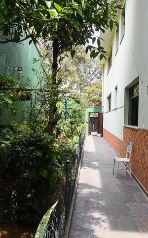 Casa à venda com 636m², 4 quartos e 6 vagas Casa à venda com 636m², 4 quartos e 6 vagasLateral