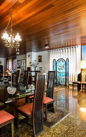 Casa à venda com 636m², 4 quartos e 6 vagas Casa à venda com 636m², 4 quartos e 6 vagasSala