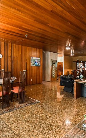 Casa à venda com 636m², 4 quartos e 6 vagas Casa à venda com 636m², 4 quartos e 6 vagasSala