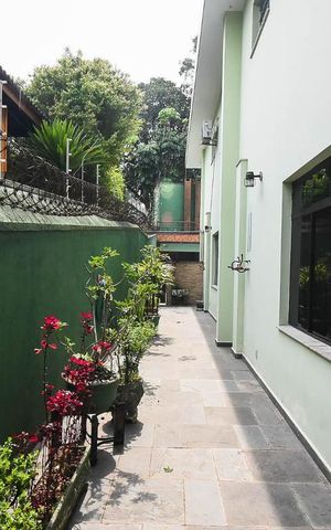 Casa à venda com 636m², 4 quartos e 6 vagas Casa à venda com 636m², 4 quartos e 6 vagasLateral