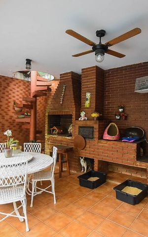 Casa à venda com 636m², 4 quartos e 6 vagas Casa à venda com 636m², 4 quartos e 6 vagasChurrasqueira